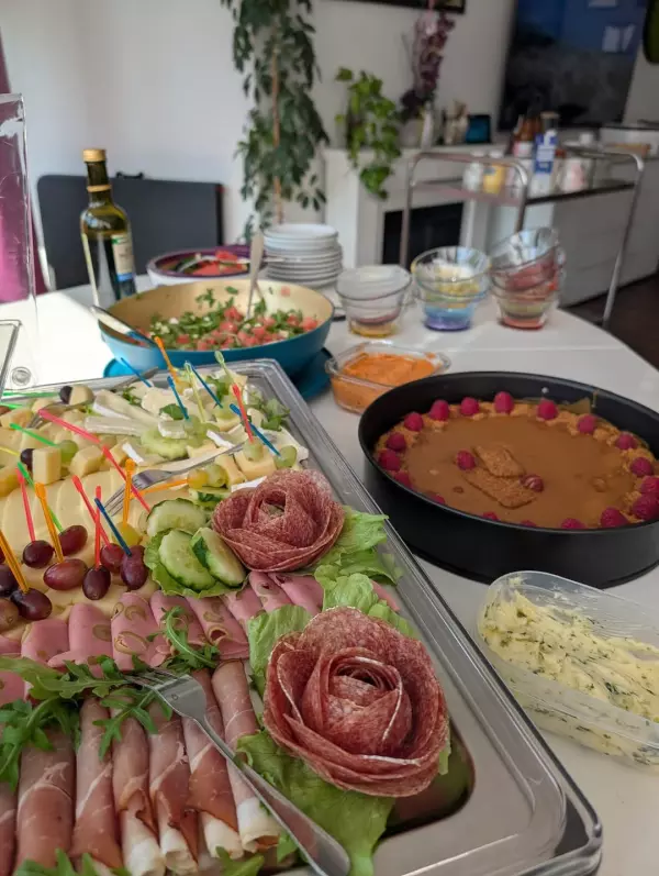 Gesundes Essen? Ist bei uns Teamsache! 🥐🥑🍎 Bei uns hat eine ausgewogene E ...