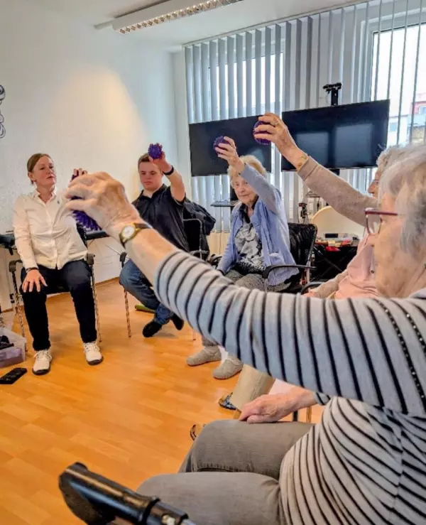 🧘♂️ Yoga-Donnerstag in der provitus Senioren-WG! Namasté vom Puschkinplat ...
