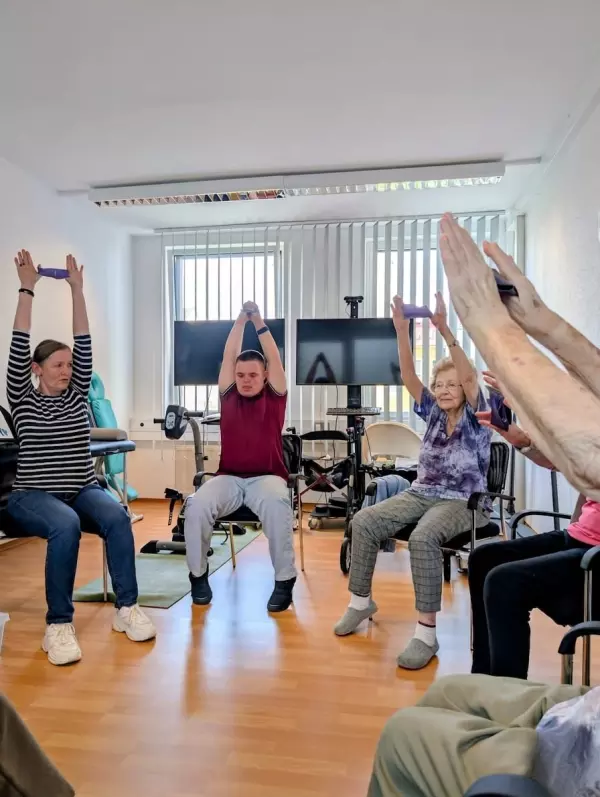 Heute stand wieder Yoga im Sitzen auf dem Plan ✨🧘♀️ Mit sanften Bewegungen ...